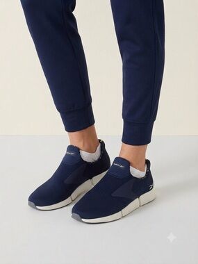 Reebok Woman’s Navy Slip-On Athletic Sneakers. DMX Moving Air